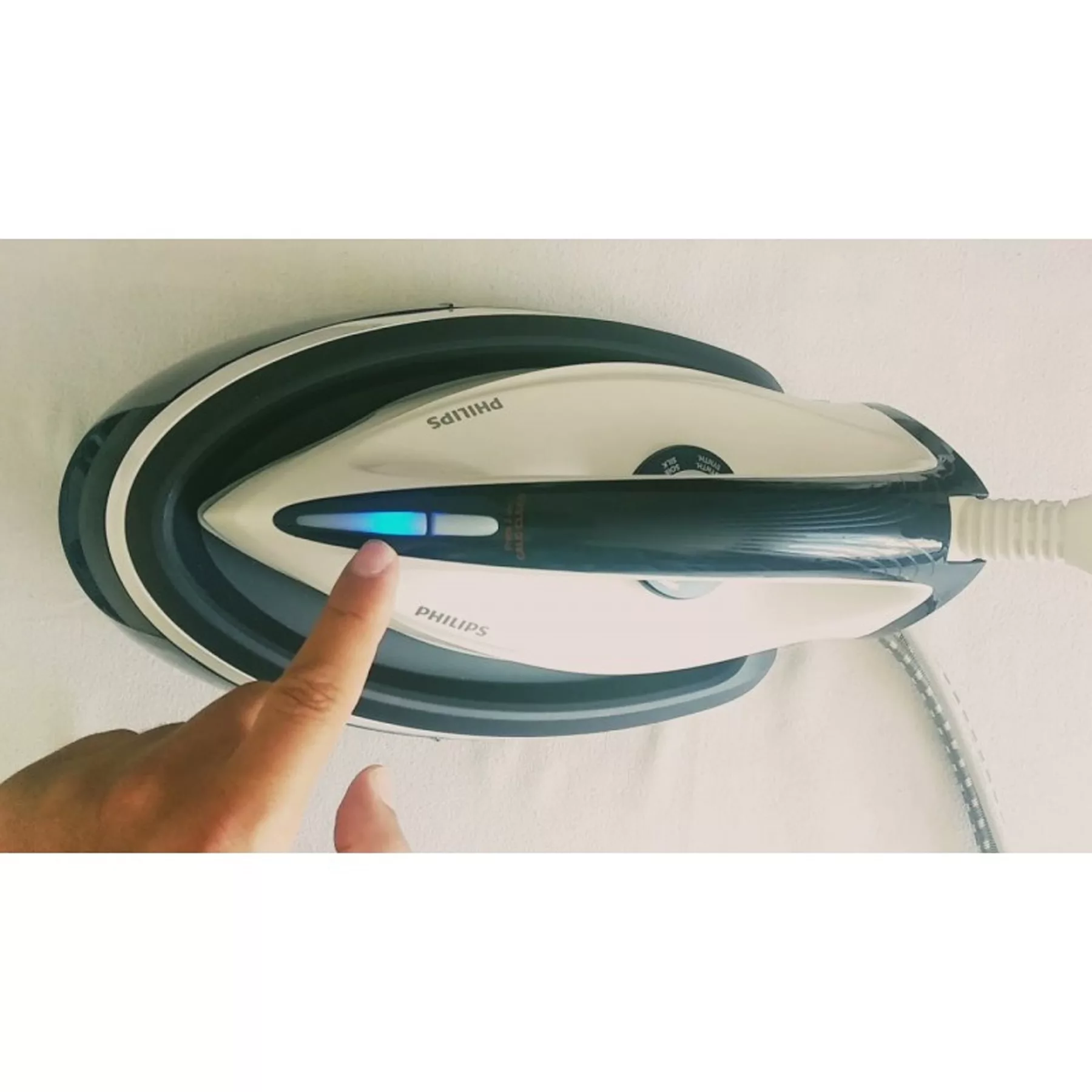 اتو مخزن دار فیلیپس مدل HI5918