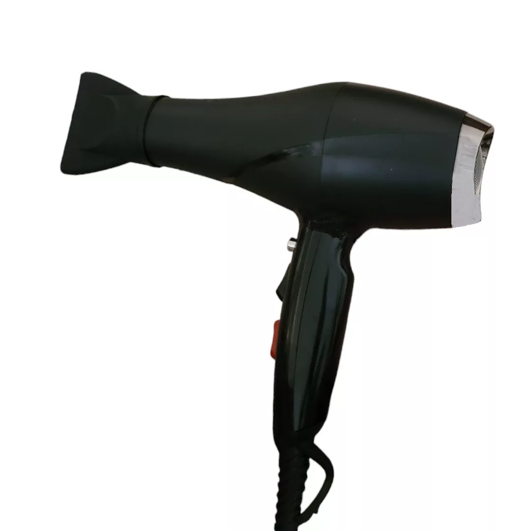 سشوار حرفه‌ای مدل p9000w، موتور AC، توان مصرفی 9000 وات، دارای قابلیت باد سرد، فناوری تولید یون، تعویض سری، طراحی ارگونومیک، با حالت حجم‌دهنده و صاف‌کننده، وزن 600 گرم، تنظیم حرارت 3 حالته و کنترل سرعت 2 حالته، به همراه سری متمرکزکننده پهن و باریک