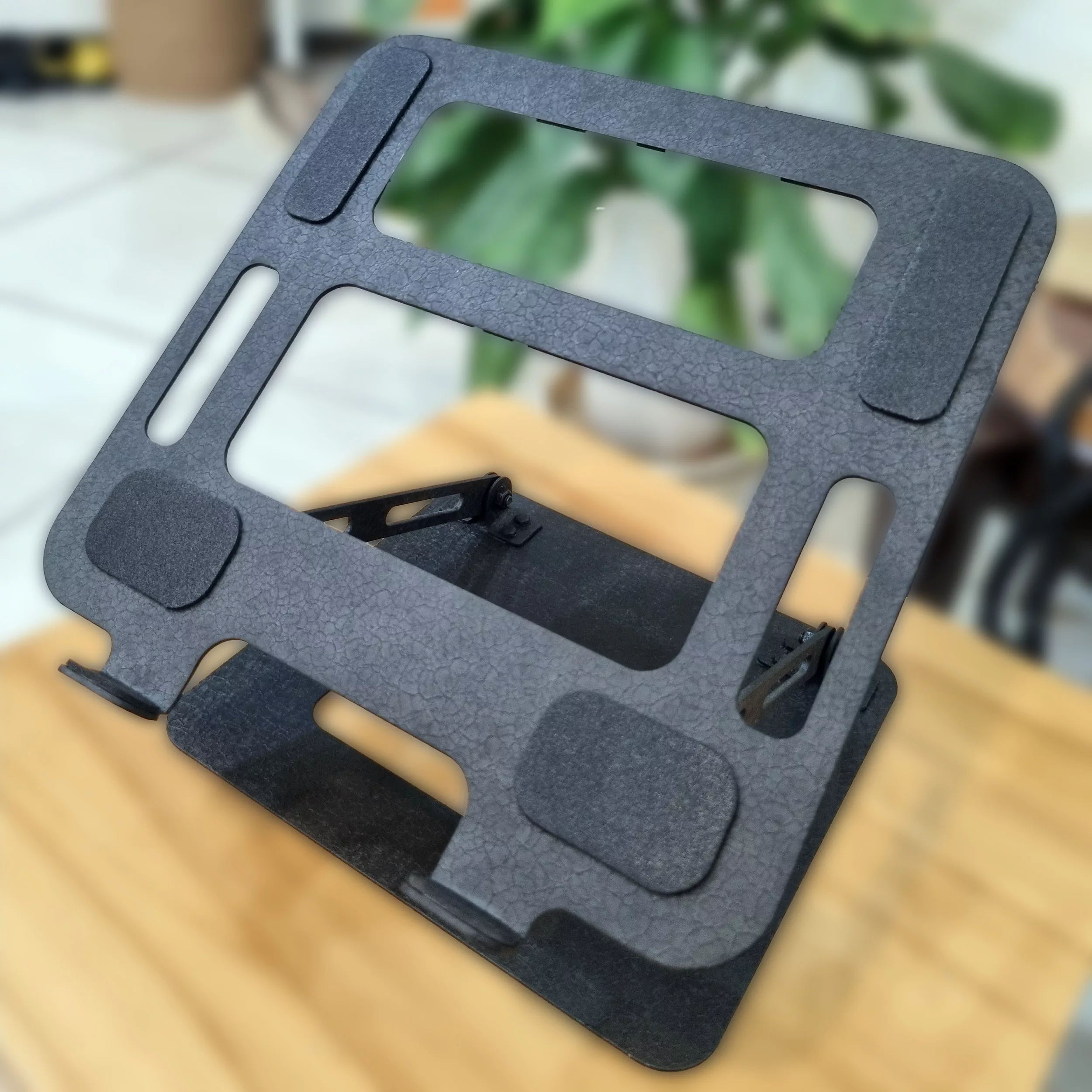 پایه نگهدارنده لپ تاپ مدل B05CH