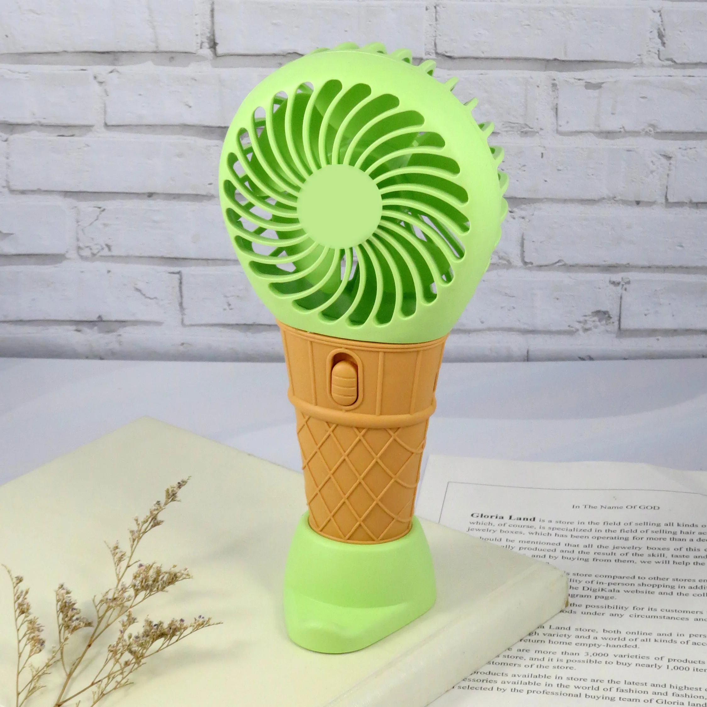 پنکه همراه مدل دستی و رومیزی طرح بستنی ظرفیت 500 میلی آمپر ساعت