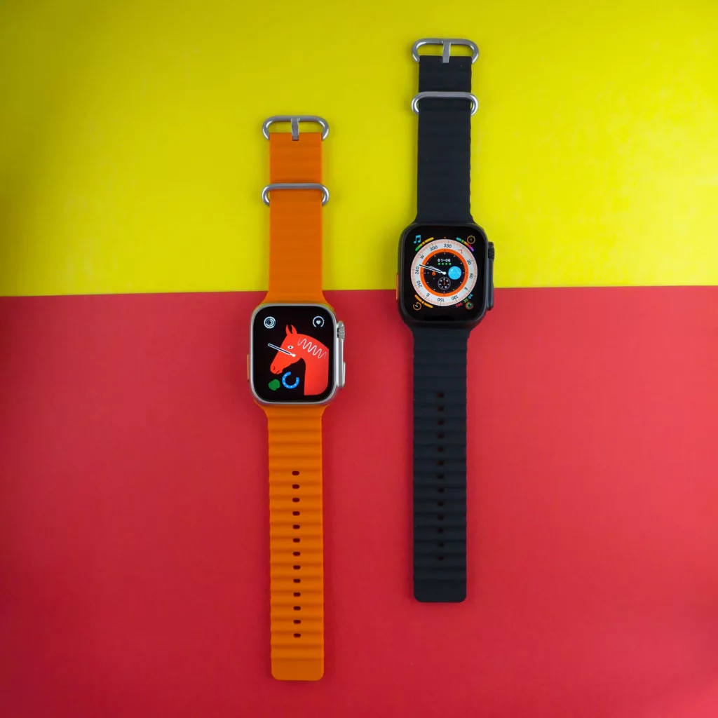 ساعت هوشمند ورنا مدل Ultra pack 01 به همراه هندزفری بیسیم دارای قابلیت های قابلیت مکالمه از طریق بلوتوث، کنترل موسیقی (Music Player)، پشتیبانی از زبان فارسی در منو و سیستم‌عامل بند سیلیکون