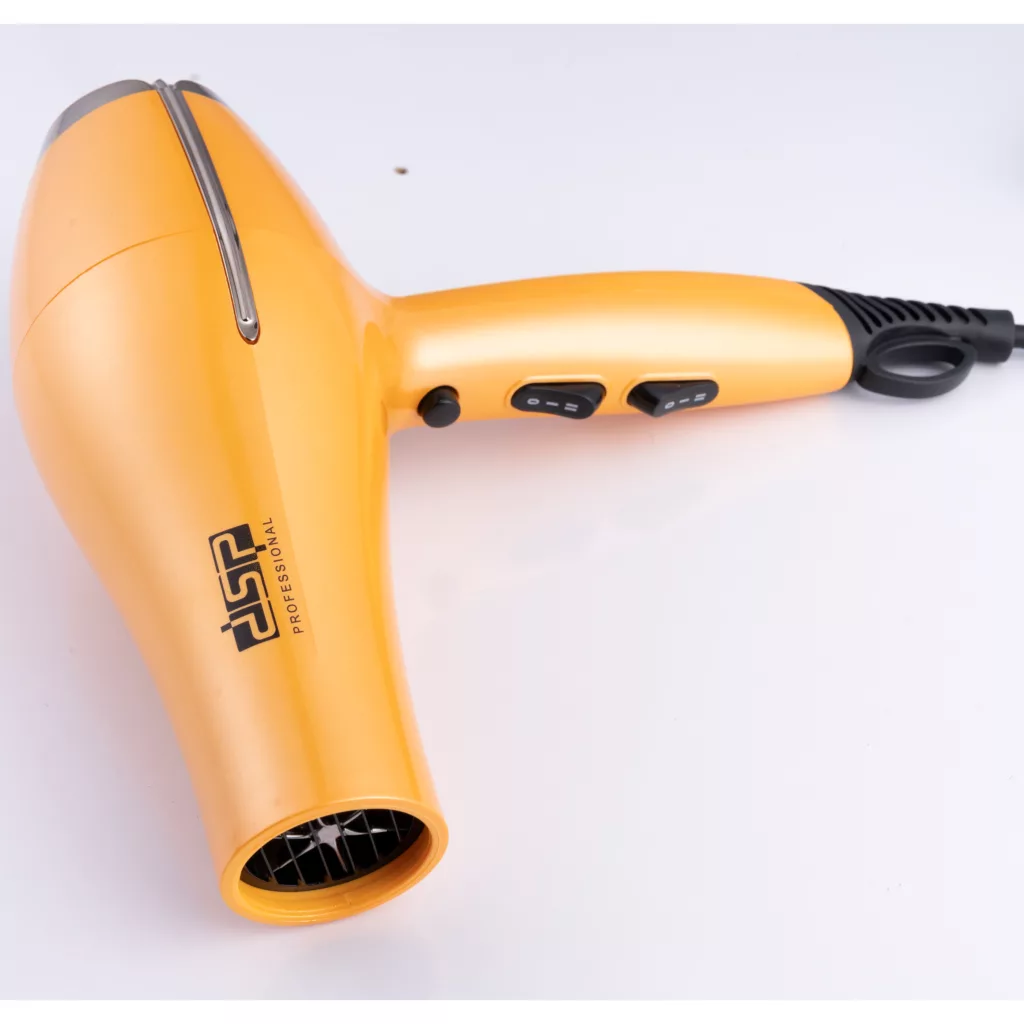 سشوار حرفهای دی اس پی مدل 37006، موتور AC با توان مصرفی 1600 وات، دارای قابلیت باد سرد و فناوری تولید یون، دسته ارگونومیک، با حالت صافکننده و حجمدهنده، وزن 350 گرم، تنظیم حرارت 3 حالته و کنترل سرعت 2 حالته، به همراه 2 سری متمرکزکننده