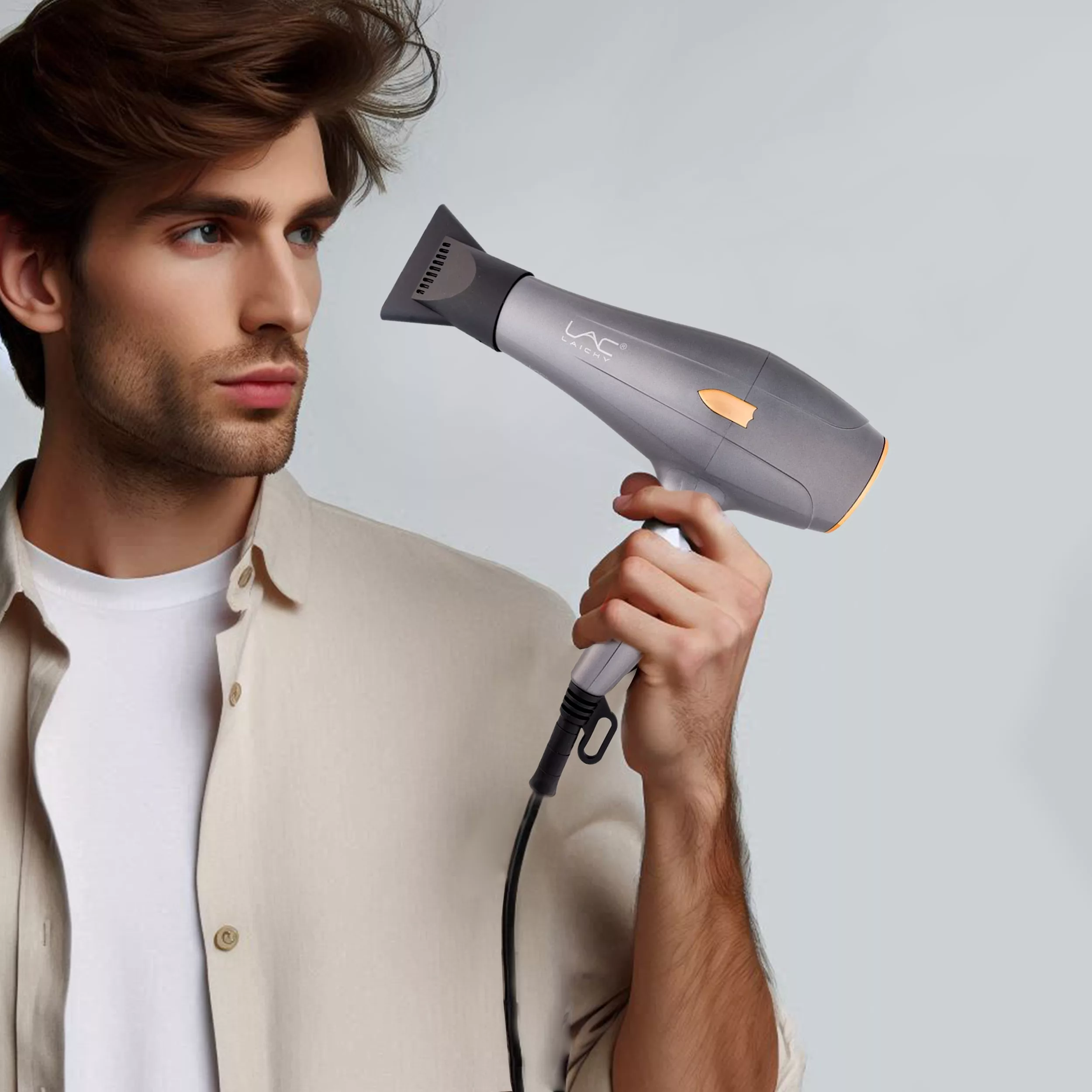 سشوار حرفه‌ای لایچی مدل L-9080، موتور AC با توان مصرفی 2200 وات، دارای قابلیت باد سرد، طراحی ارگونومیک، فناوری تولید یون، با حالت صاف‌کننده و حجم‌دهنده، وزن 500 گرم، تنظیم حرارت 3 حالته و کنترل سرعت 2 حالته، به همراه 2 سری متمرکزکننده