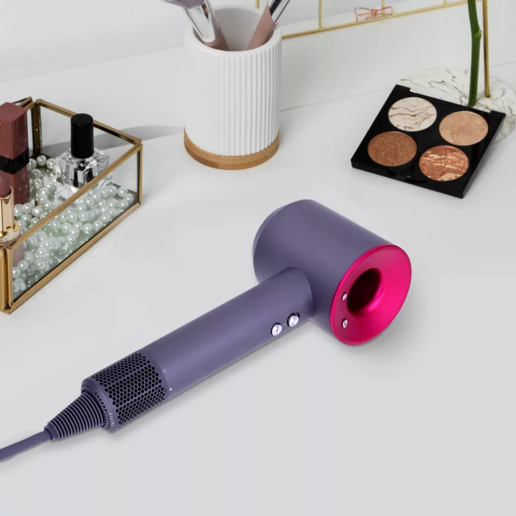 سشوار خانگی مدل BHN50، موتور AC با توان مصرفی 1600 وات، دارای قابلیت تعویض سری، باد سرد، با حالت صافکننده و حجمدهنده، وزن 1150 گرم، تنظیم حرارت 3 حالته و کنترل سرعت 3 حالته، به همراه 2 سری متمرکزکننده، نازل صافکننده و خشککن ملایم