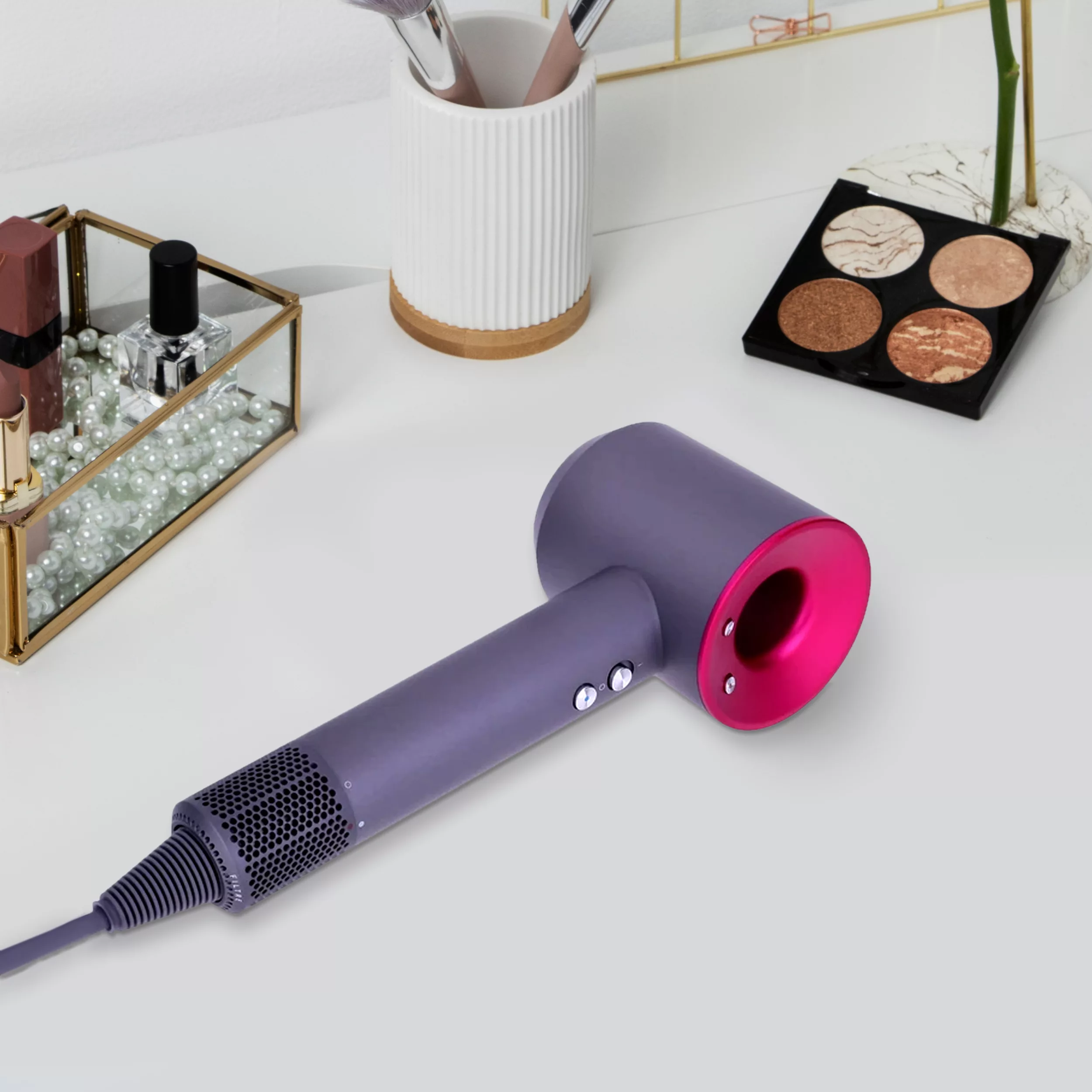 سشوار خانگی مدل BHN50، موتور AC با توان مصرفی 1600 وات، دارای قابلیت تعویض سری، باد سرد، با حالت صافکننده و حجمدهنده، وزن 1150 گرم، تنظیم حرارت 3 حالته و کنترل سرعت 3 حالته، به همراه 2 سری متمرکزکننده، نازل صافکننده و خشککن ملایم