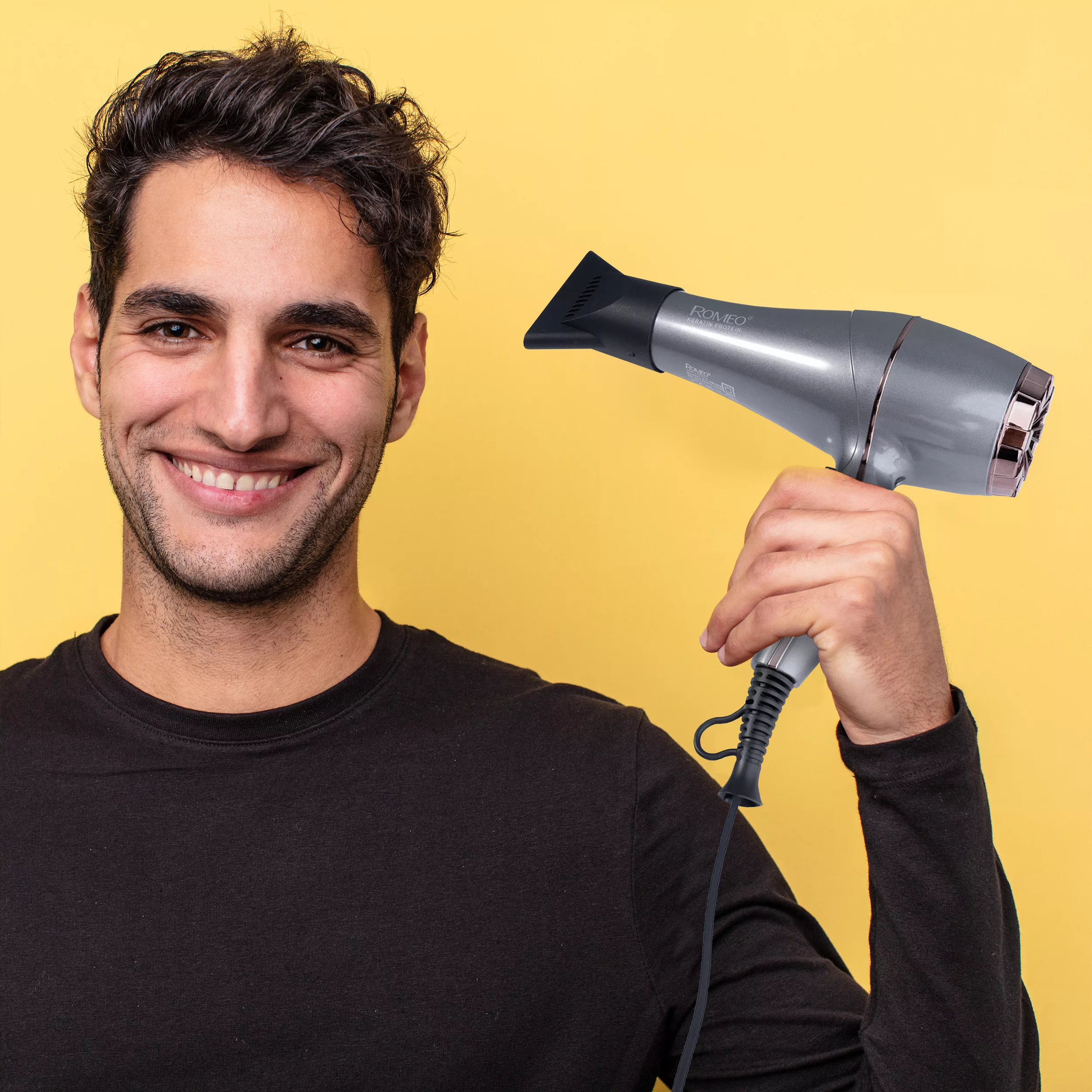 سشوار حرفه‌ای رومئو مدل RM-5858، موتور AC با توان مصرفی 2200 وات، دارای قابلیت باد سرد، طراحی ارگونومیک، دارای حلقه آویختن، با حالت صاف‌کننده و حجم‌دهنده، وزن 450 گرم، تنظیم حرارت 3 حالته و کنترل سرعت 2 حالته، به همراه متمرکزکننده باریک