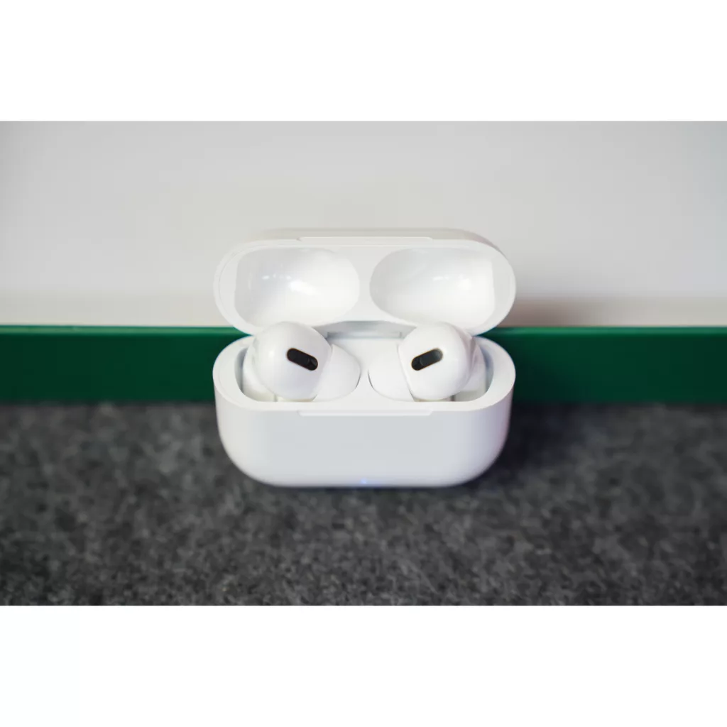 ساعت هوشمند کیکویر مدل KW22 Ultra 2 دارای قابلیت های کنترل موسیقی (Music Player)، کنترل سطح اکسیژن خون، قابلیت مکالمه مستقیم، قابلیت مکالمه از طریق بلوتوث، پشتیبانی از زبان فارسی در منو و سیستم‌عامل، قابلیت تغییر طرح ساعت یا تم، ضد آب بند سیلیکون