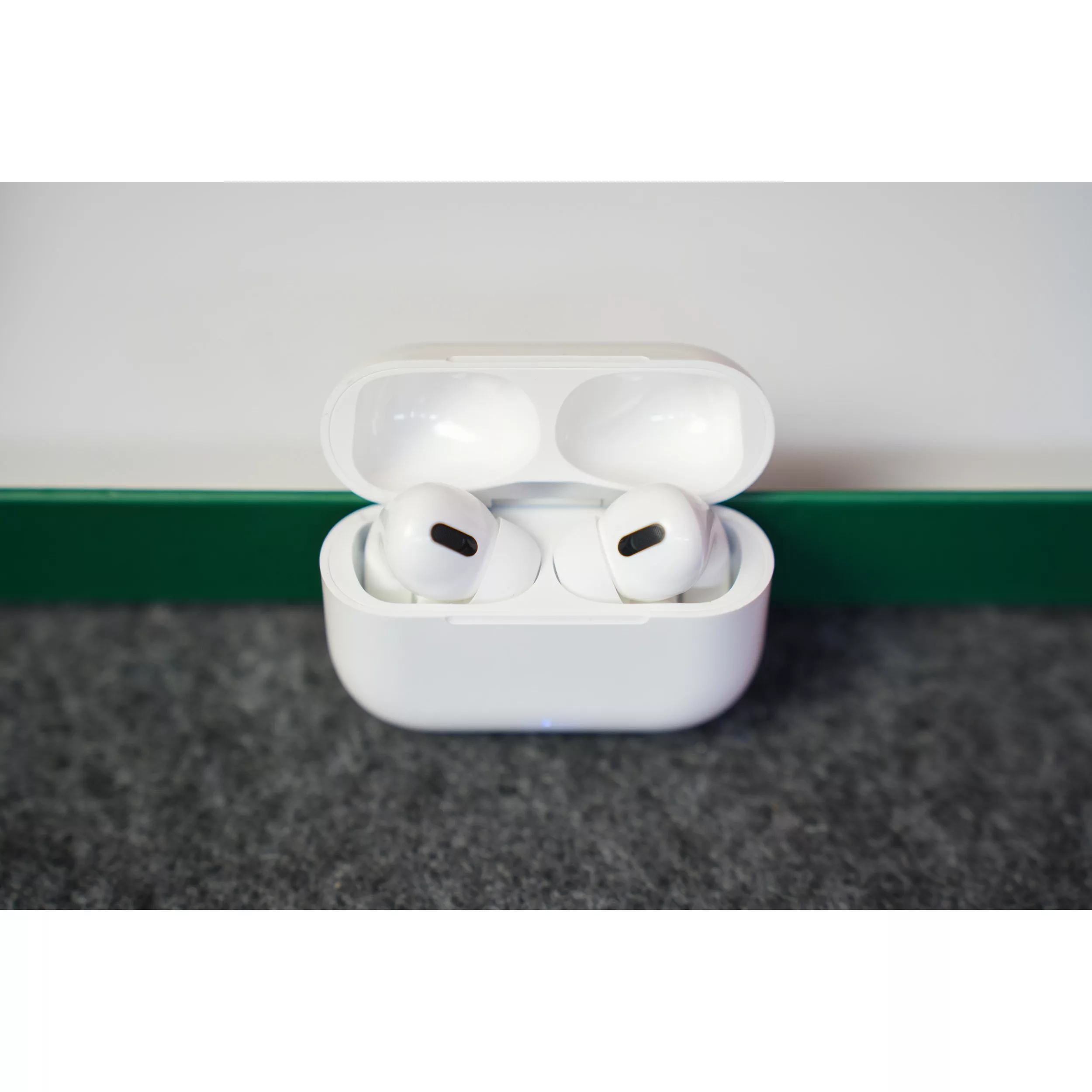 ساعت هوشمند کیکویر مدل KW22 Ultra 2 دارای قابلیت های کنترل موسیقی (Music Player)، کنترل سطح اکسیژن خون، قابلیت مکالمه مستقیم، قابلیت مکالمه از طریق بلوتوث، پشتیبانی از زبان فارسی در منو و سیستم‌عامل، قابلیت تغییر طرح ساعت یا تم، ضد آب بند سیلیکون