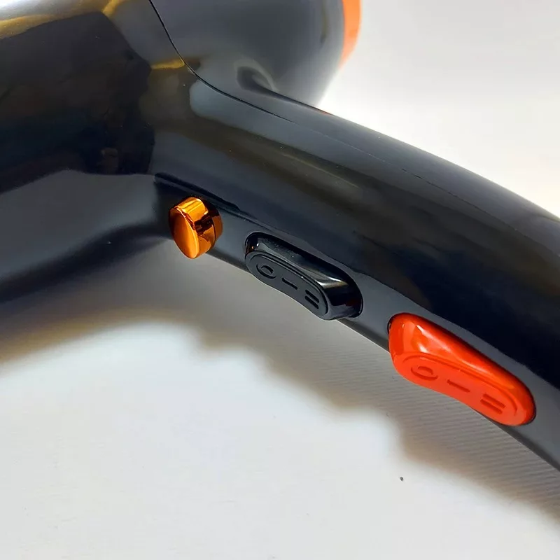 سشوار حرفه‌ای مدل 9000w، موتور AC با توان مصرفی 9000 وات، دارای قابلیت تعویض سری و فناوری تولید یون، دارای دسته ارگونومیک، با حالت صاف‌کننده و حجم‌دهنده، وزن 580 گرم، تنظیم حرارت 3 حالته و کنترل سرعت 2 حالته، به همراه 1 عدد سری متمرکزکننده باریک