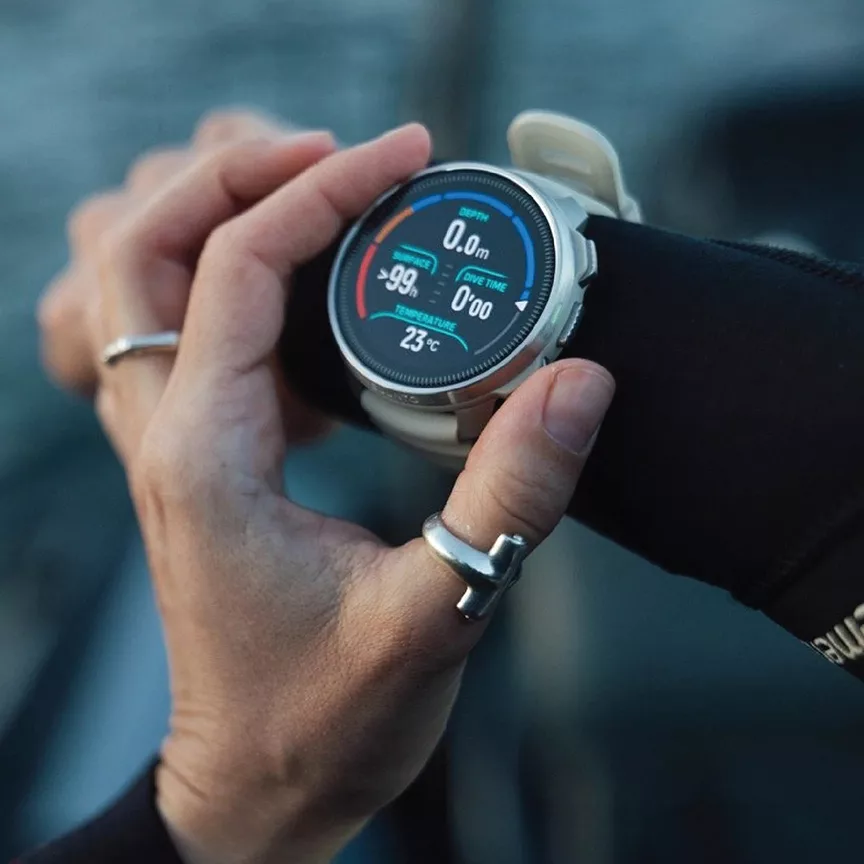 ساعت هوشمند 1.43 اینچی سونتو مدل Ocean کد SS050984000 با بند سیلیکونی به همراه دستگاه Tank POD