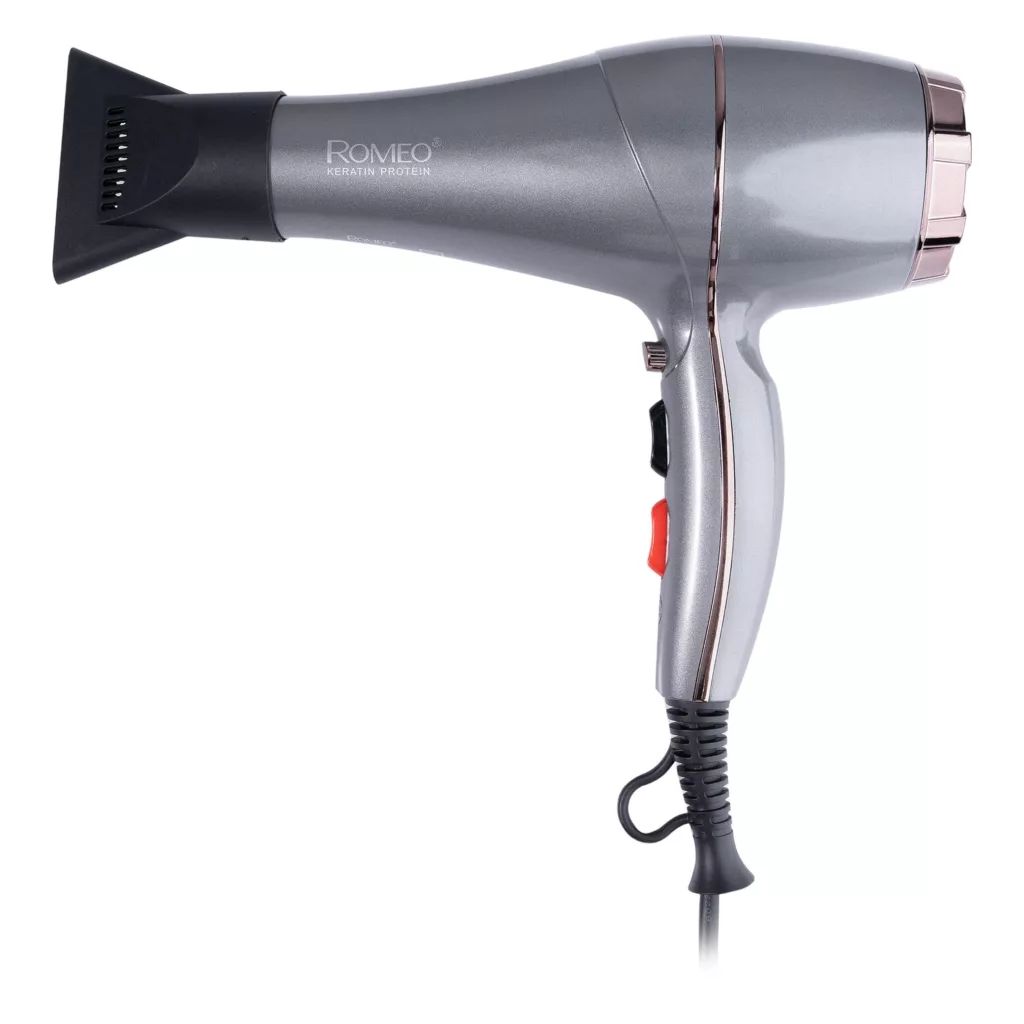 سشوار حرفه‌ای رومئو مدل RM-5858، موتور AC با توان مصرفی 2200 وات، دارای قابلیت باد سرد، طراحی ارگونومیک، دارای حلقه آویختن، با حالت صاف‌کننده و حجم‌دهنده، وزن 450 گرم، تنظیم حرارت 3 حالته و کنترل سرعت 2 حالته، به همراه متمرکزکننده باریک