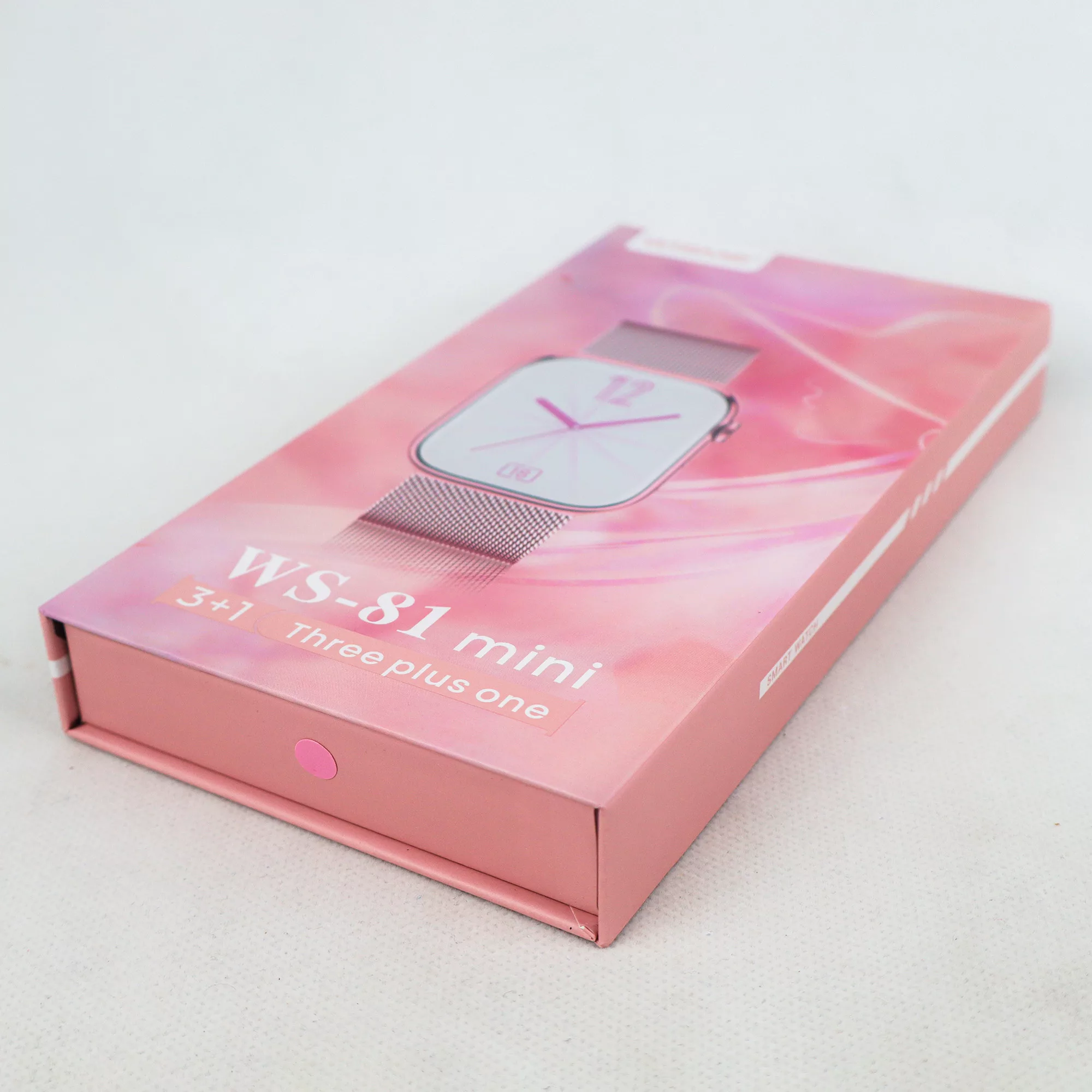 ساعت هوشمند دبلیو اِس مدل WS-81 mini دارای قابلیت های صفحه نمایش رنگی، صفحه نمایش لمسی، کنترل موسیقی (Music Player)، کنترل سطح اکسیژن خون، قابلیت مکالمه مستقیم، قابلیت تغییر طرح ساعت یا تم بند سیلیکون