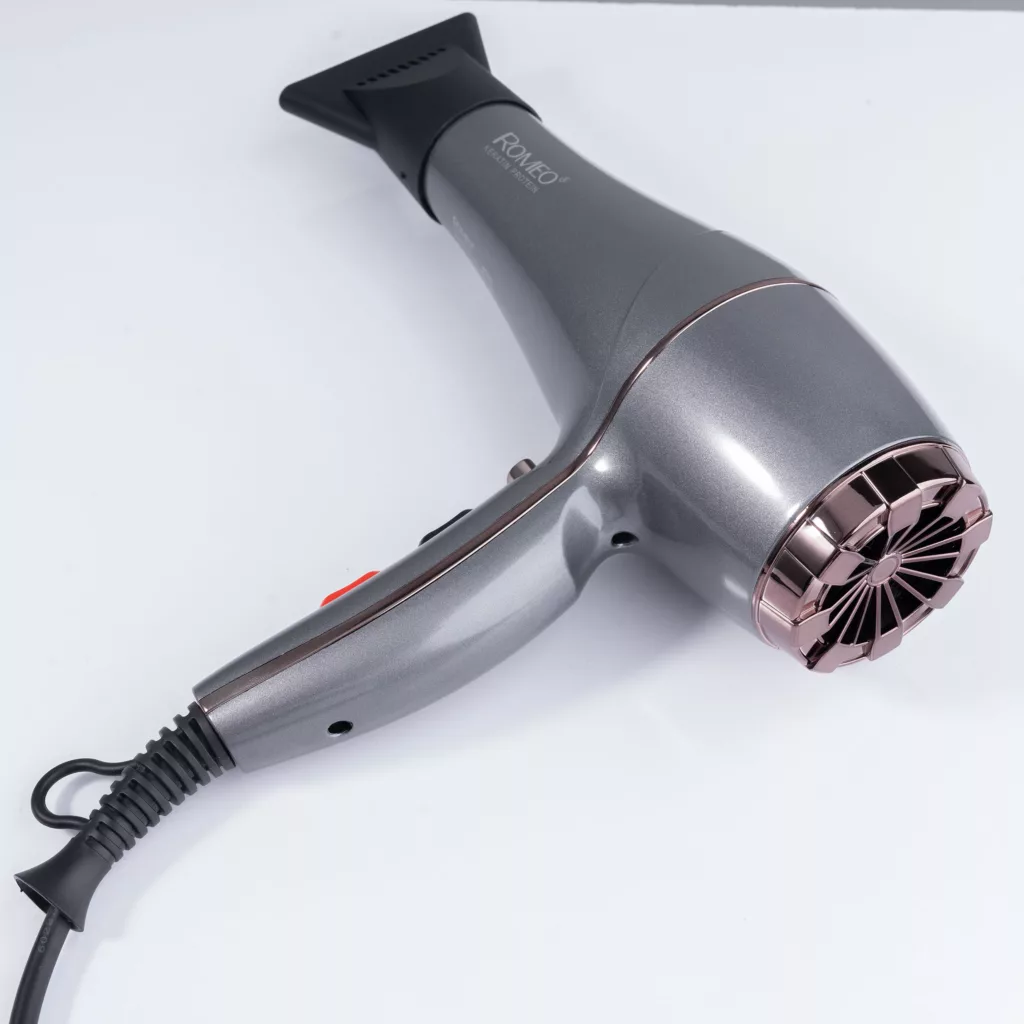 سشوار حرفه‌ای رومئو مدل RM-5858، موتور AC با توان مصرفی 2200 وات، دارای قابلیت باد سرد، طراحی ارگونومیک، دارای حلقه آویختن، با حالت صاف‌کننده و حجم‌دهنده، وزن 450 گرم، تنظیم حرارت 3 حالته و کنترل سرعت 2 حالته، به همراه متمرکزکننده باریک