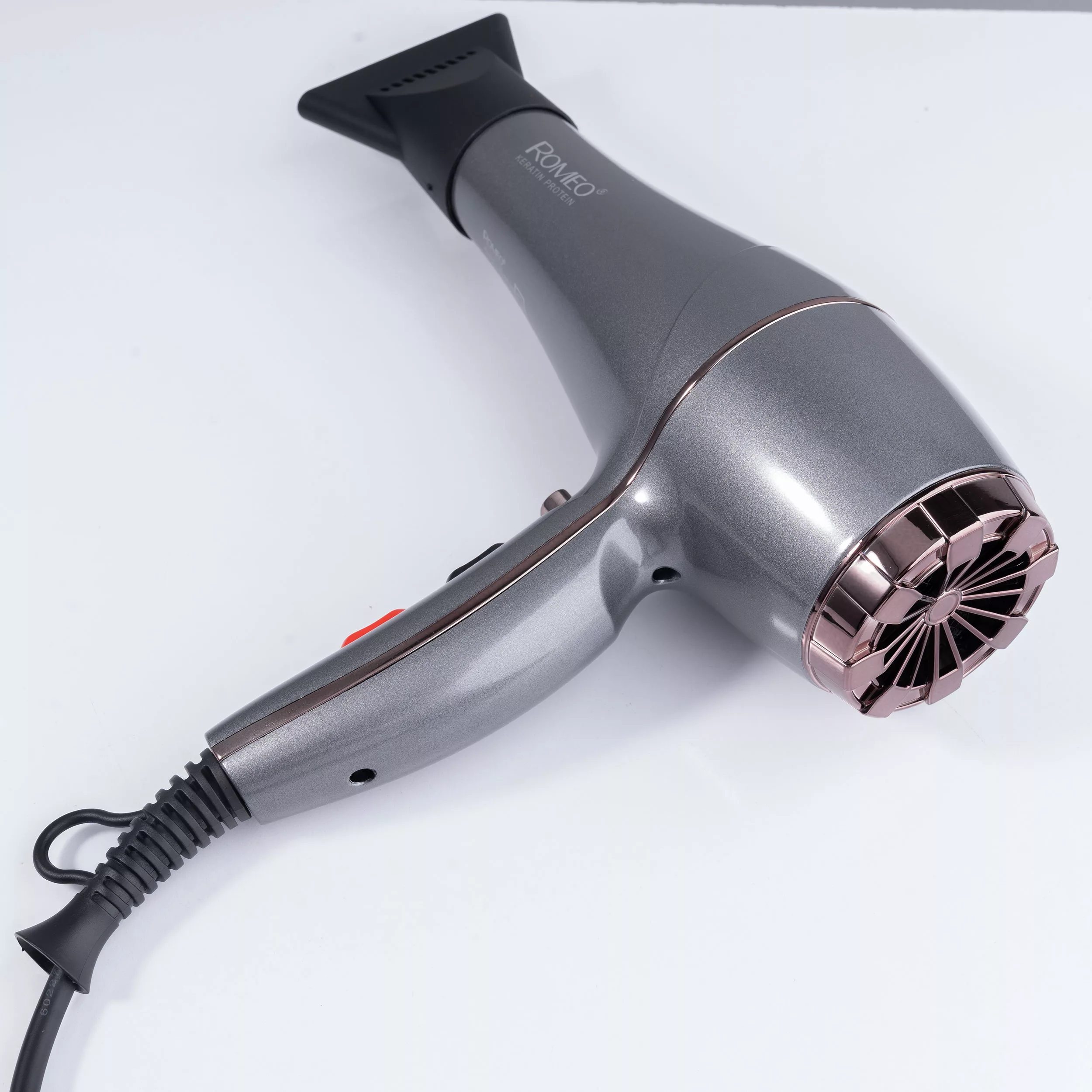 سشوار حرفه‌ای رومئو مدل RM-5858، موتور AC با توان مصرفی 2200 وات، دارای قابلیت باد سرد، طراحی ارگونومیک، دارای حلقه آویختن، با حالت صاف‌کننده و حجم‌دهنده، وزن 450 گرم، تنظیم حرارت 3 حالته و کنترل سرعت 2 حالته، به همراه متمرکزکننده باریک